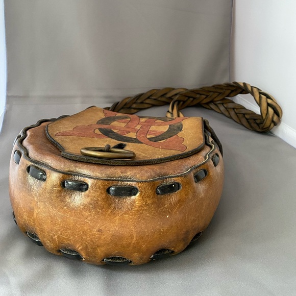 Vintage Handmade 1970’s leather crossbody bag braided strap tooled Celtic knot - Picture 3 of 16